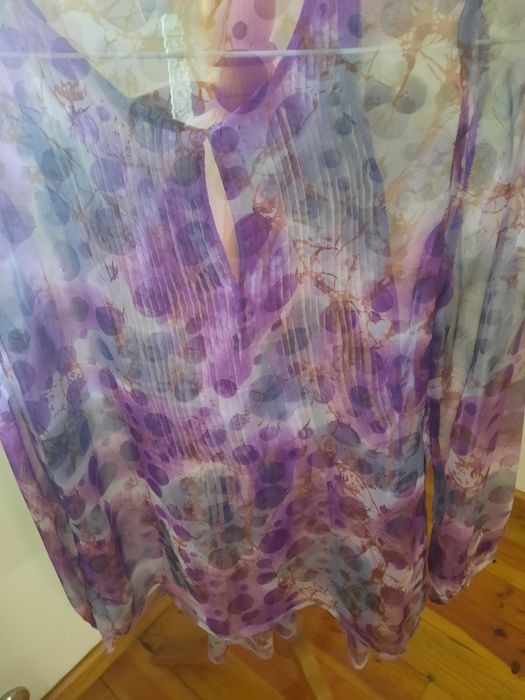 Blusa colorida e fresca