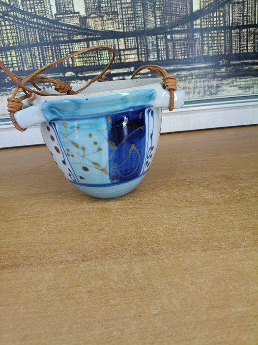 Ceramiczna doniczka wisząca – ręcznie zdobiona