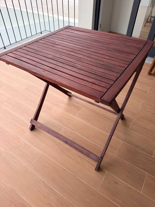Mesa de jardim exterior em madeira