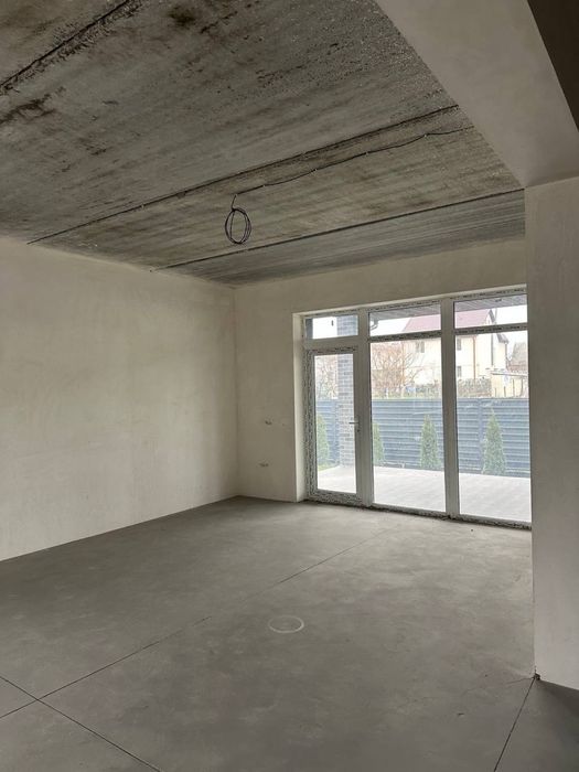 Продаж будинку у Ходосівці біля лісу та озера, закрита територія