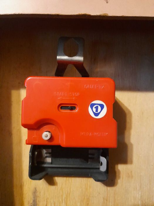 Drewniany zdobiony zegar ścienny "Metron" z mechanizmem kwarcowym