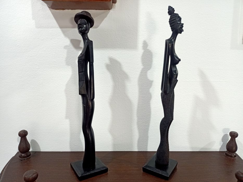 Estatuetas estátuas africanas esculpidas em madeira Pau preto casa quarto apartamento vivenda carro cozinha escritório gabinete sala.