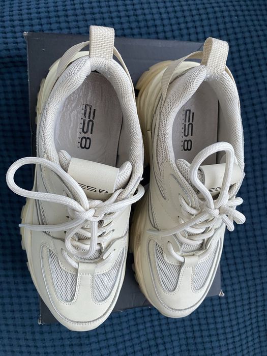 Продам кросівки від Estro в гарному стані