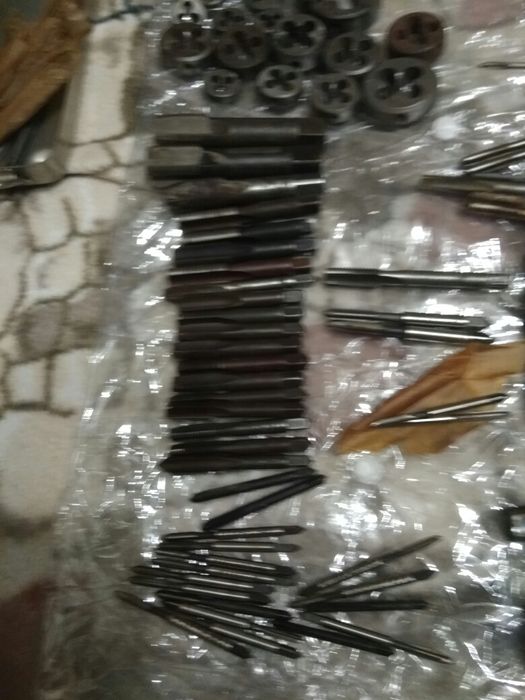 Подам мечики та плашки для нарізання різьби