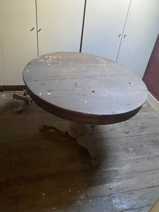 Mesa de madeira em castanho