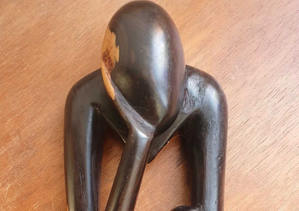 Escultura de figura sentada