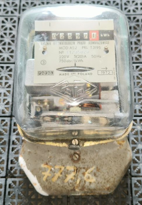 Licznik energii elektrycznej z czasów PRL sprawny