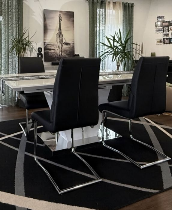 Mesa de Jantar Extensível em Vidro Branco + 4 Cadeiras — 300 €