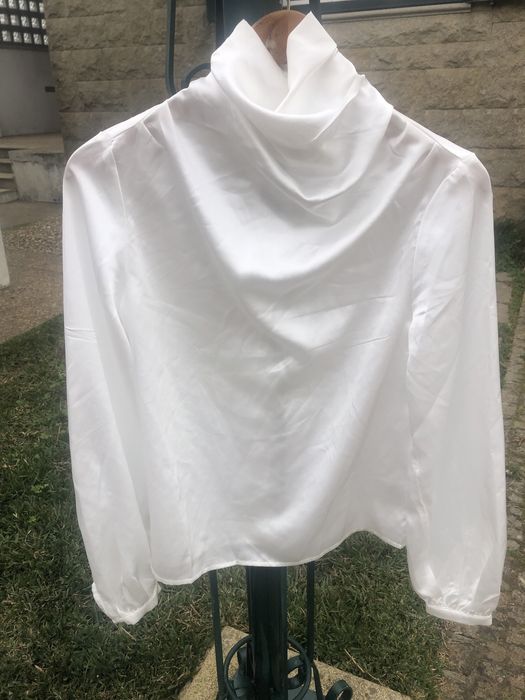 Blusa branca acetinada