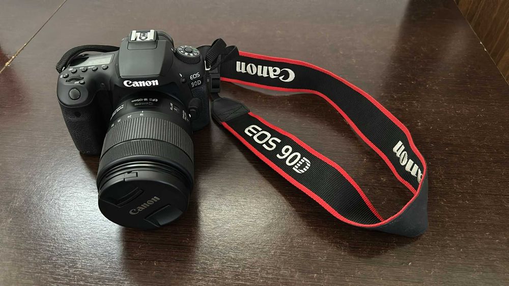 Máquina Fotográfica Reflex CANON EOS 90D + EF-S 18-135mm f/3.5-5.6