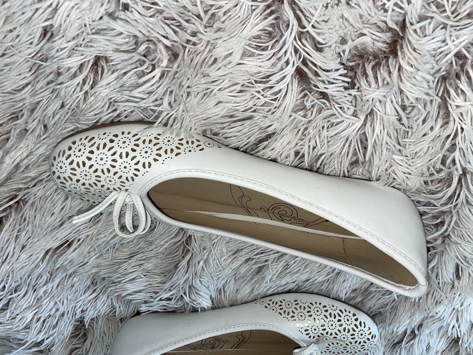 Eleganckie baleriny biało-złote