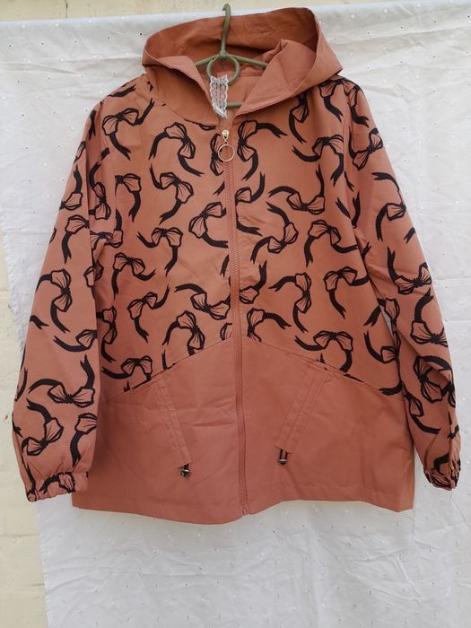 Куртка вітровка жіноча