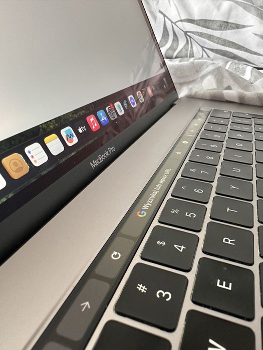 MacBook Pro 15” 2018 – i7 – 32 GB RAM – 500 GB SSD – Touch Bar