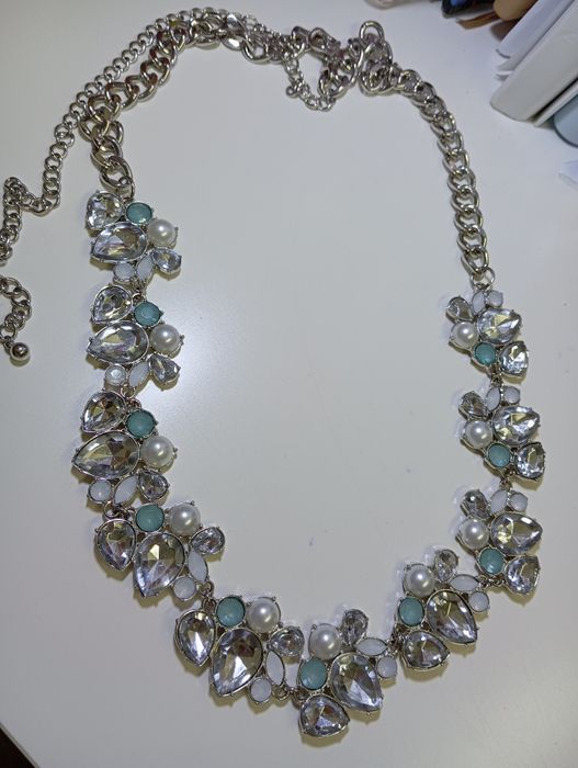 Колье с крупными камнями. Ожерелье с камнями.