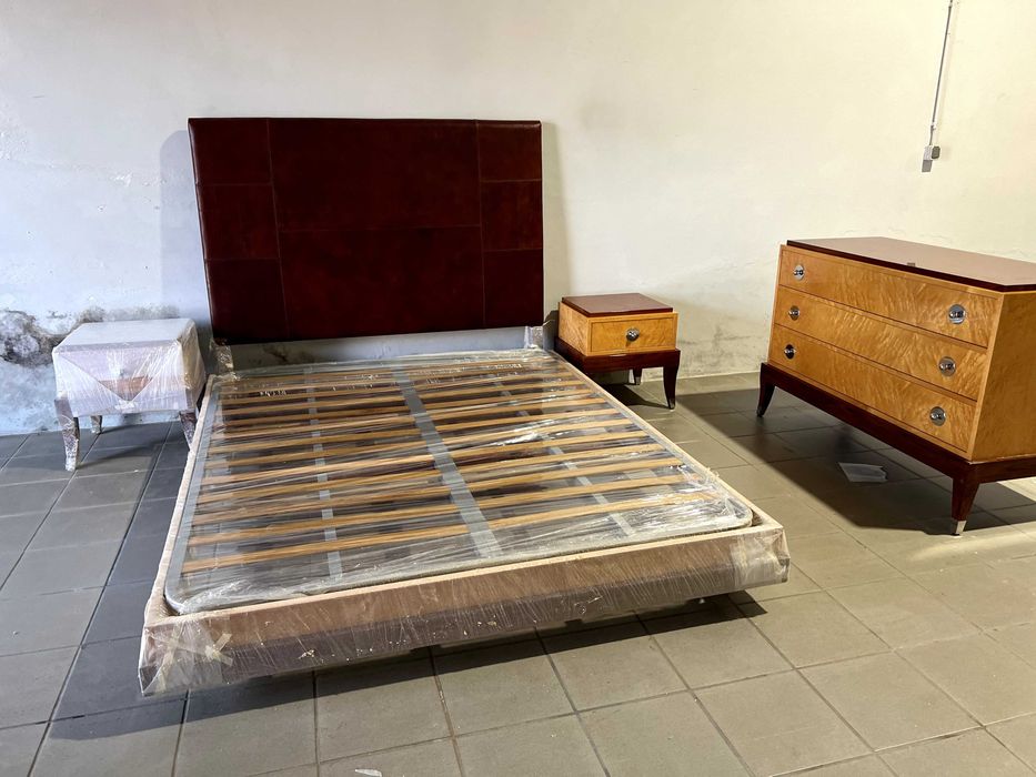 Mobília de Quarto Completa – Cama de Casal com Cabeceira em Pele, Cómoda e Mesa de Cabeceira