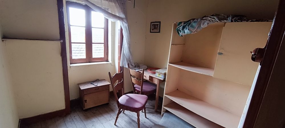 Moradia R/C e 1° andar com garagem  e terreno