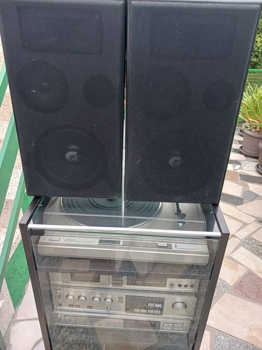 Aparelhagem marca TOSHIBA com 4 aparelhos,vide,cassete,gira discos,rádio,e microfóne