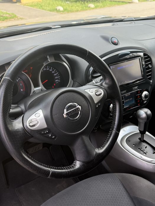 Nissan Juke шоколадного кольору кроссовер жук нисан