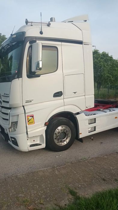 Vendo Mercedes Actros 1845+jogo adicional de pneus (extra).