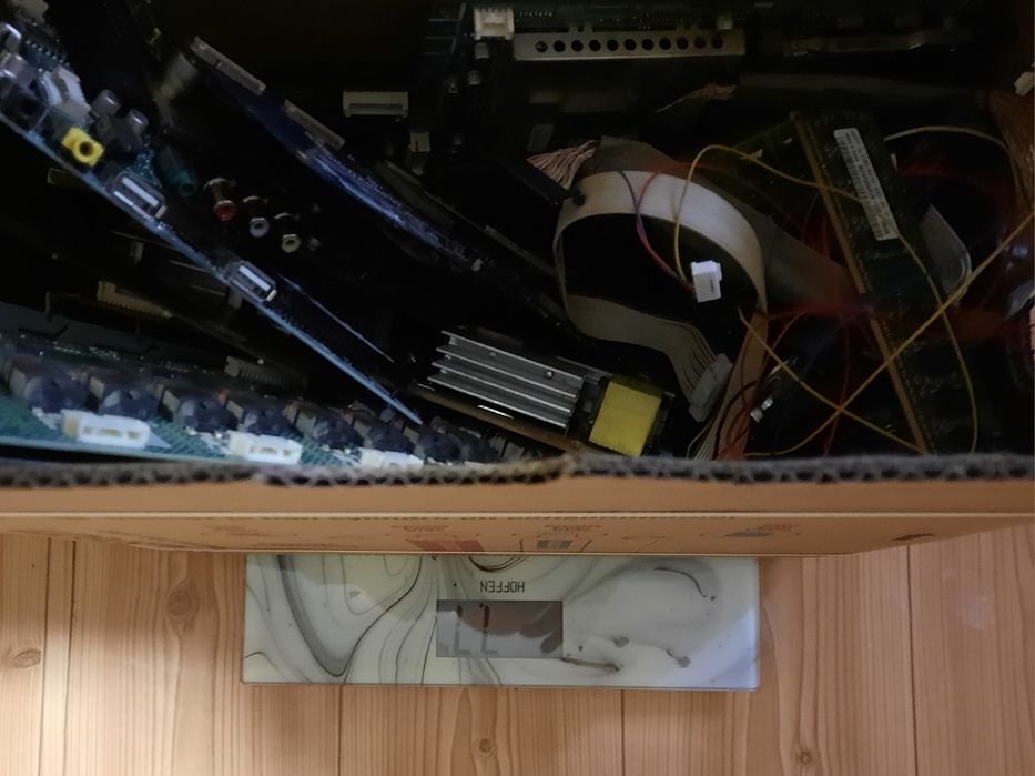 Złom elektroniczny, elektrośmieci.