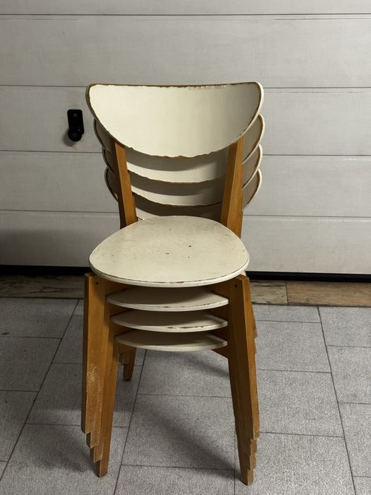 Conjunto mesa e cadeiras + cadeira de escritório.