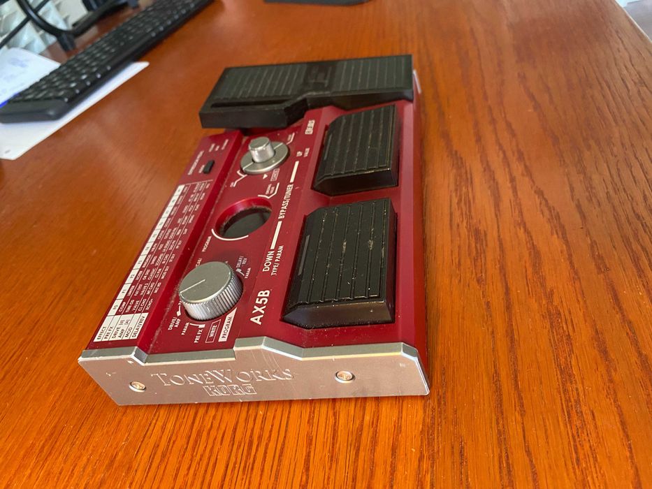 Korg AX5B — Pedaleira multiefeitos para baixo