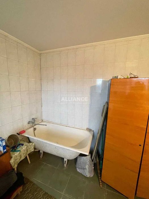 Добротний будинок з усіма комунікаціями в передмісті!