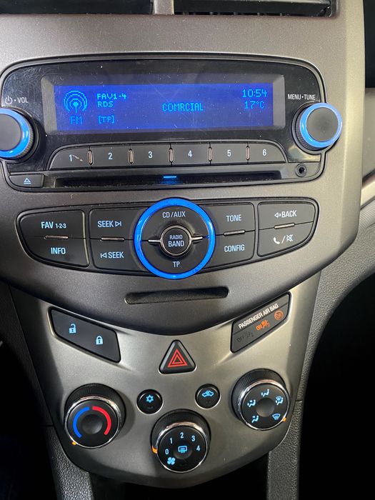 Carro citadino - Chevrolet Aveo LT Bi-Fuel 2013