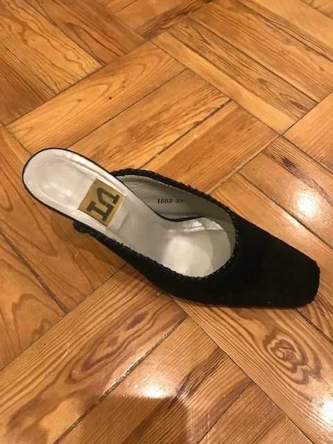 Sapatos mules pretos em pele com pêlo Tam 37