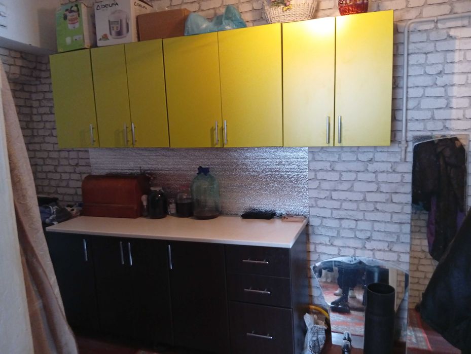 Кухня, тумбочки,шкафчики.