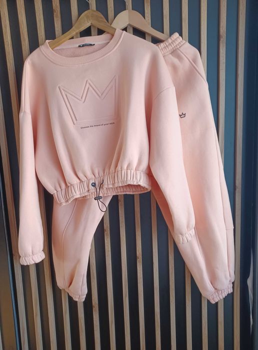 Brzoskwiniowy dres z koroną