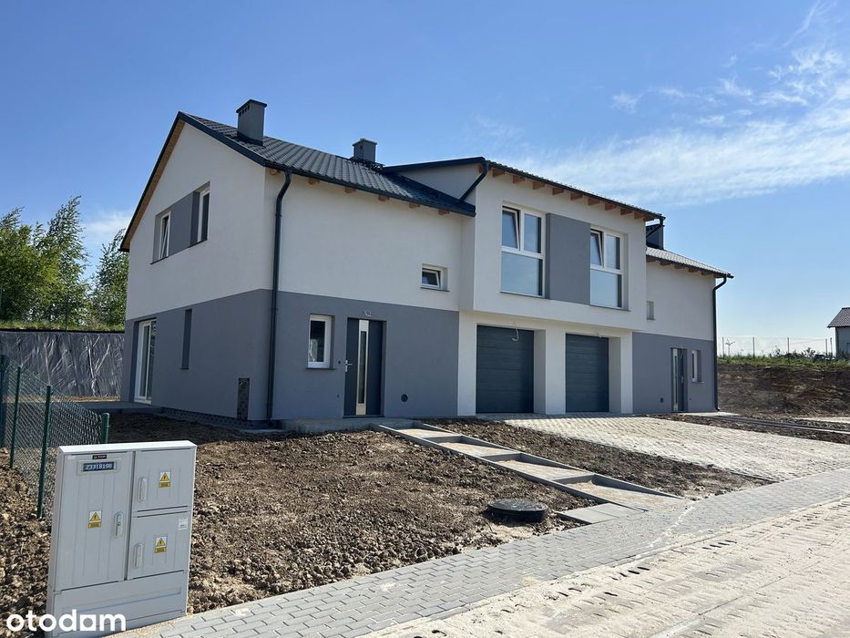 Dom bliźniak z garażem w spokojnej wsi