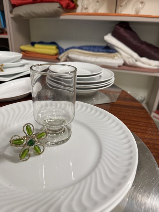 Copo de vidro com pé classico