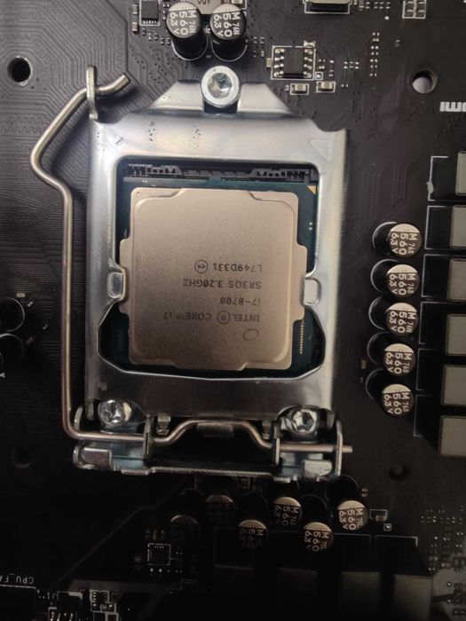 COMPONENTES: i7 8700 • GTX 1080 8gb  •  MSI Z370 SLI Plus