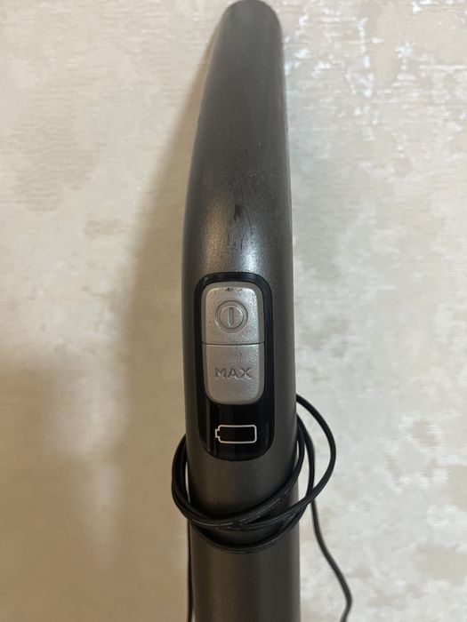 Продам аккумуляторный ручной пылесос PHILIPS PowerPro Aqua