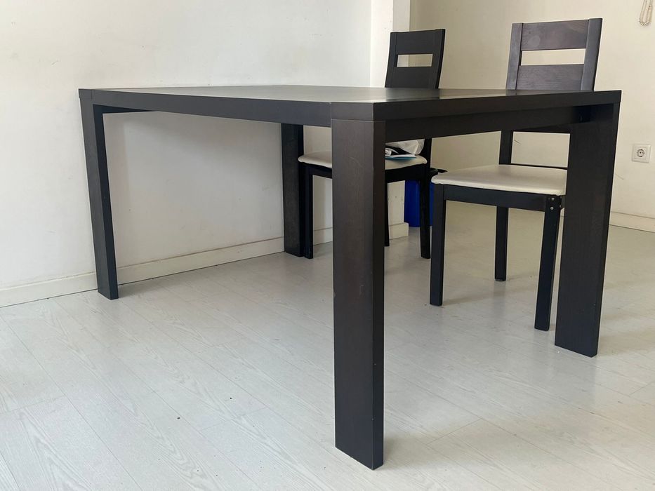 Mesa de jantar em madeira