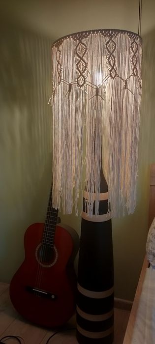 Lampa z makramy ręcznie robiona