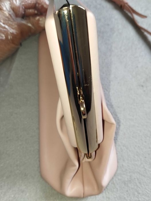 Linda mala em cor rosa.