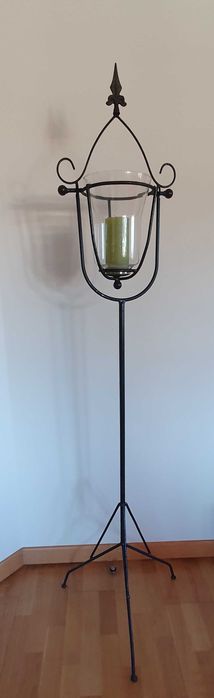 Castiçal em ferro forjado e vidro (Recolha no local)