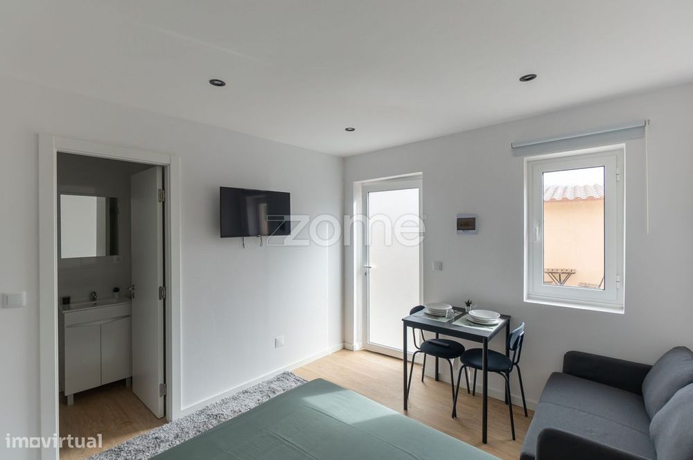 Conjunto de 3 casas independentes em Canelas