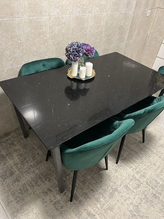 Mesa de Jantar Preta – Tampo Pedra/Preto Brilhante – Excelente Estado (SEM CADEIRAS)