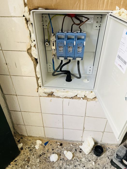 Eletricista 24H. Curto circuito