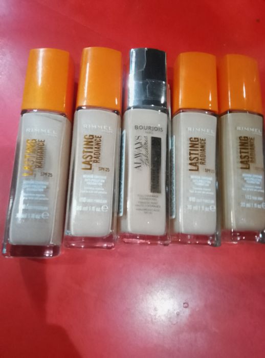 Тональный крем Лореаль.