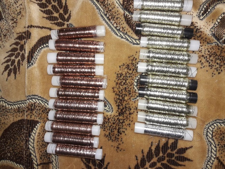 Продам нити люрекс .