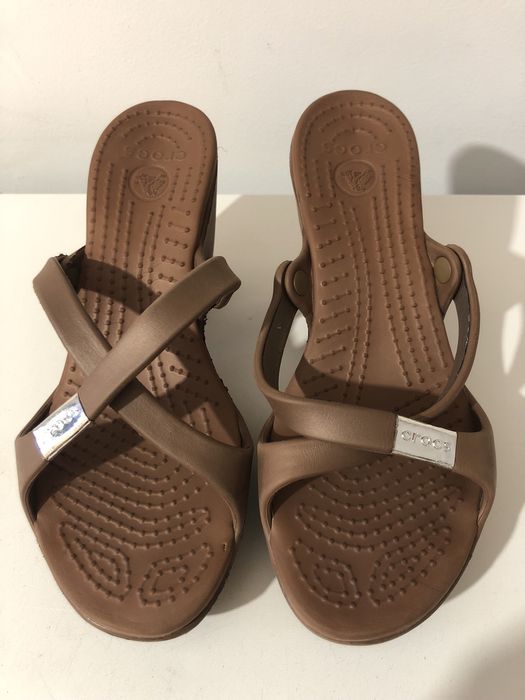 Crocs elegantes: chinelo alto - sandália