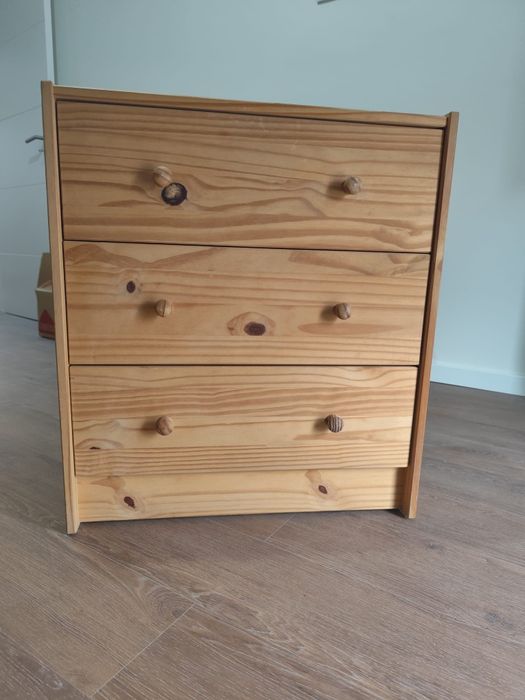 Cômoda Ikea em Pinho