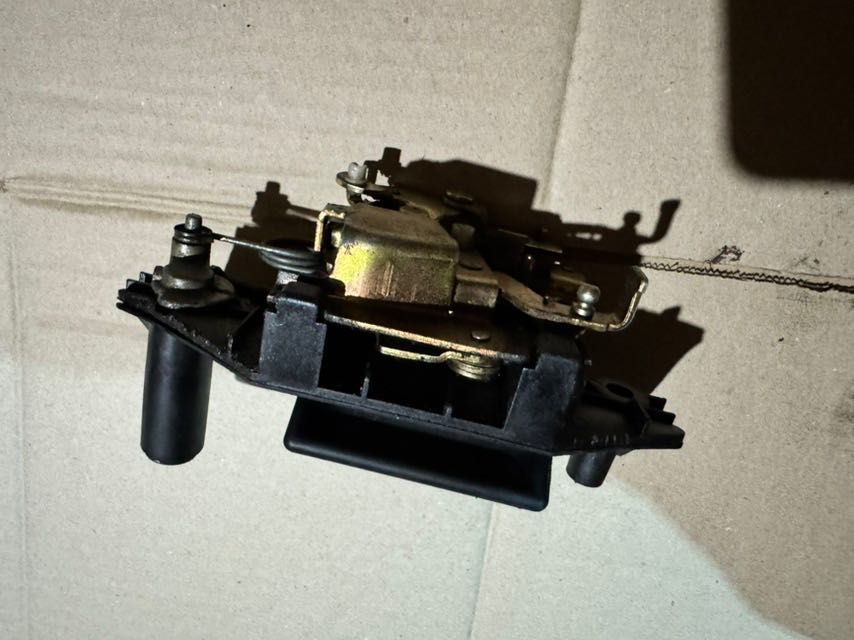 Замок кришки багажника (ляди) Volkswagen T4 1990-2003