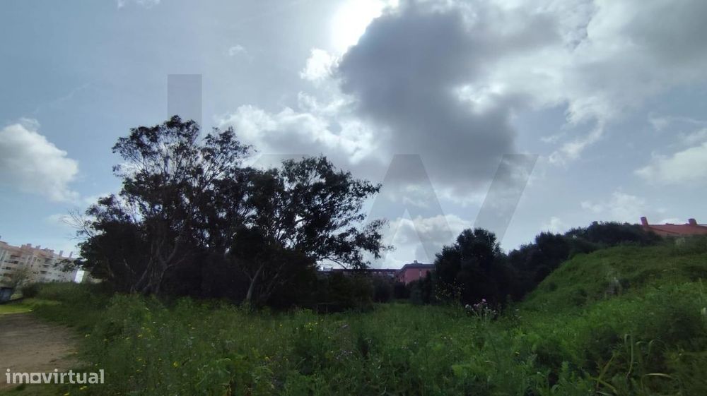 Terreno Urbano | 225 m2 de construção| Oportunidade Única em Zona de E