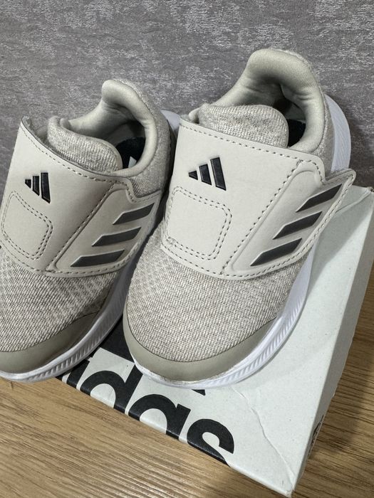 Дитячі кросівки adidas. Розмір 22 ( 13см устілка )