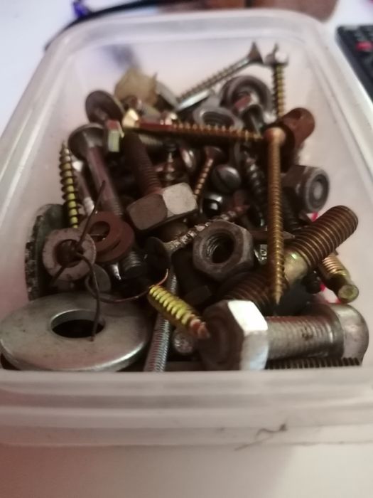 Śrubki, wkrety, nakretki itp.